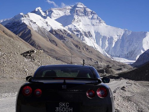 Mendaki Gunung Everest dengan Mobil Nissan GT-R