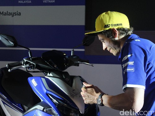 Senyum Sumringah Rossi Saat Luncurkan Yamaha NVX 155 di Sepang