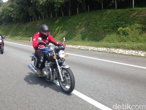 Ngebut dengan Moge Klasik Honda