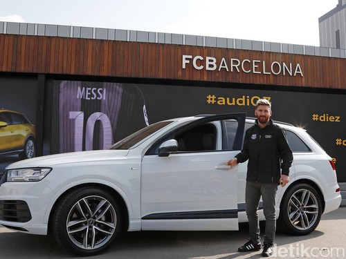 Pemain Bola Barcelona Dapat Hadiah Mobil Baru