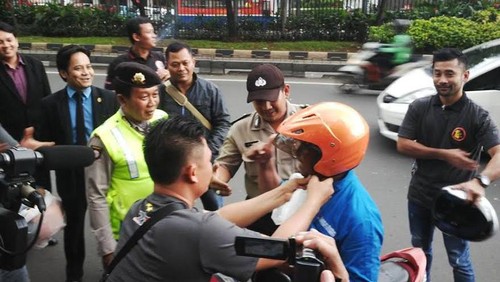 Dikmaba Polri Bagi-bagi Helm