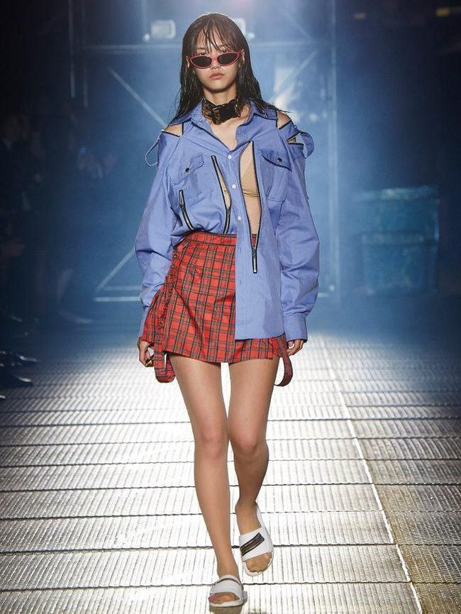 Tampilkan Model Merokok di Catwalk, Desainer Jepang Ini 
