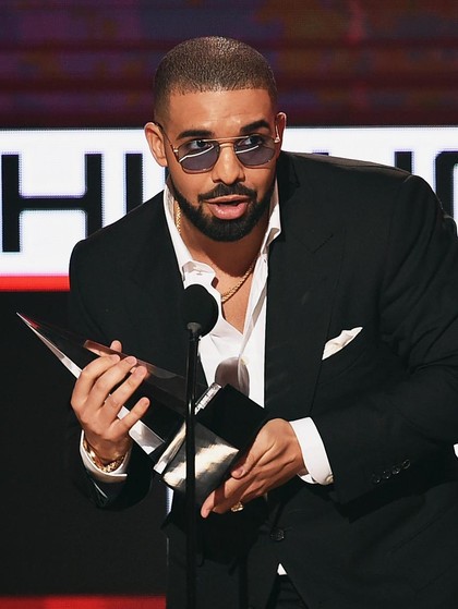 Isu Drake Minta Penggemar Lepas Hijab Saat Konser, Ini Komentarnya Isu Drake Minta Penggemar Lepas Hijab Saat Konser, Ini Komentarnya