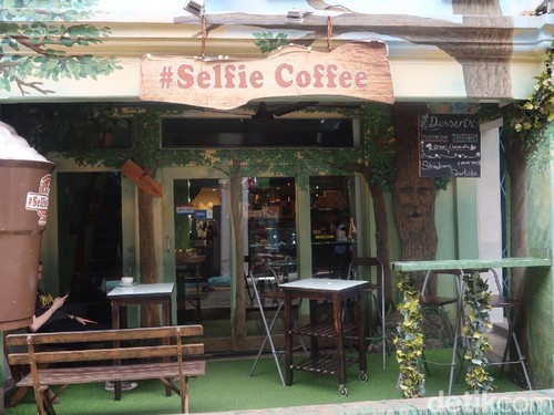 Pecinta Selfie, Wajib Mampir ke Kafe Ini Saat Hangout di Hj. Lane Singapura Pecinta Selfie, Wajib Mampir ke Kafe Ini Saat Hangout di Hj. Lane Singapura