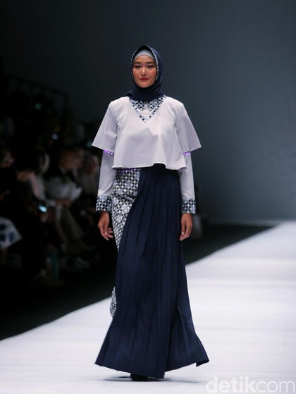 Foto Koleksi Zaskia  Sungkar  di Jakarta Fashion  Week 2022