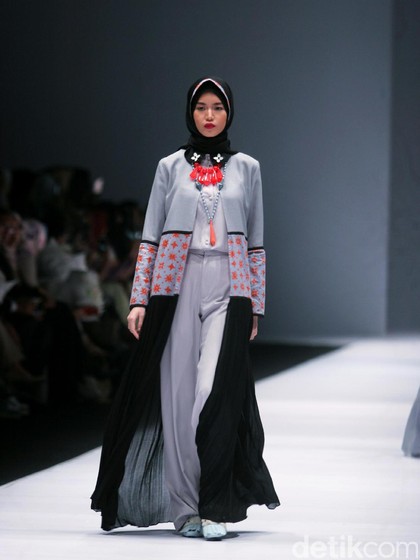 Foto Koleksi Zaskia Sungkar Di Jakarta Fashion Week 2017