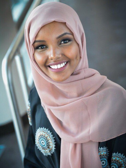 Rihanna Pakai Model Berhijab di Iklan Kosmetiknya Rihanna Pakai Model Berhijab di Iklan Kosmetiknya