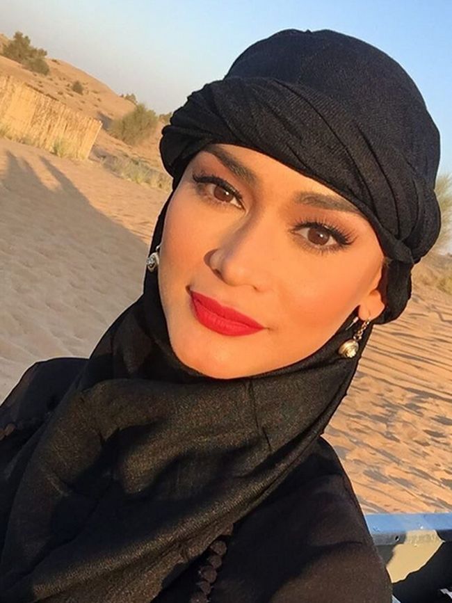 Foto Penampilan Miss Universe Pia Wurtzbach Saat Berhijab Di Dubai