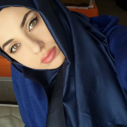  Foto Aksi Keren Kubra Dagli Hijabers Berdarah Turki 