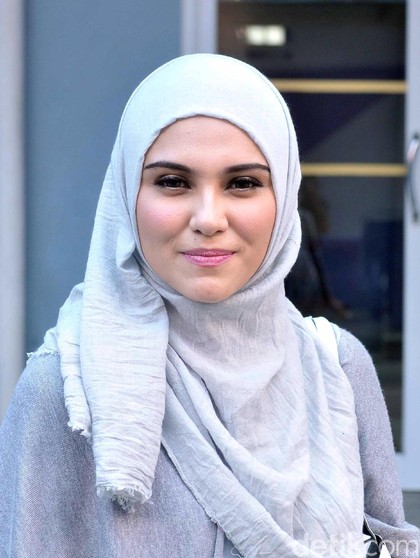 Zee Zee Shahab Pilih Gaya Hijab Simple untuk Lindungi Anak 