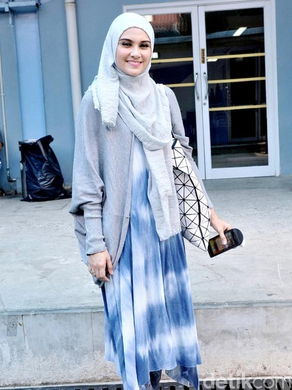Cerita Zee Zee Shahab Beranikan Diri Terjun ke Bisnis Fashion Cerita Zee Zee Shahab Beranikan Diri Terjun ke Bisnis Fashion