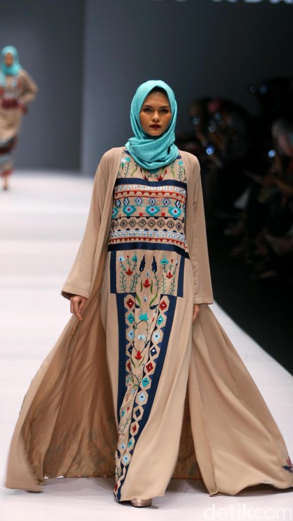 Foto: Koleksi Vivi Zubedi di Jakarta Fashion Week 2017