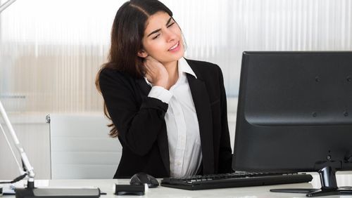 Nyeri Leher dan Pinggang Akibat Tiap Hari Duduk di Depan Laptop Nyeri Leher dan Pinggang Akibat Tiap Hari Duduk di Depan Laptop