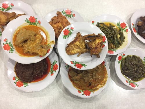 Bernostalgia Makan Siang di 5 Rumah Makan Legendaris Ini Bernostalgia Makan Siang di 5 Rumah Makan Legendaris Ini