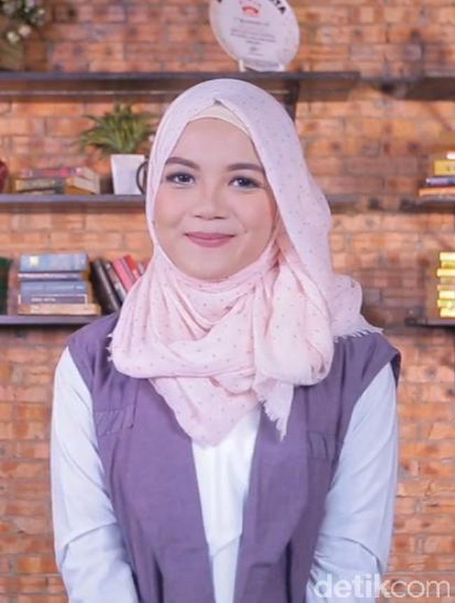 Video Tutorial Hijab Pashmina ke Kantor Hanya 2 Menit