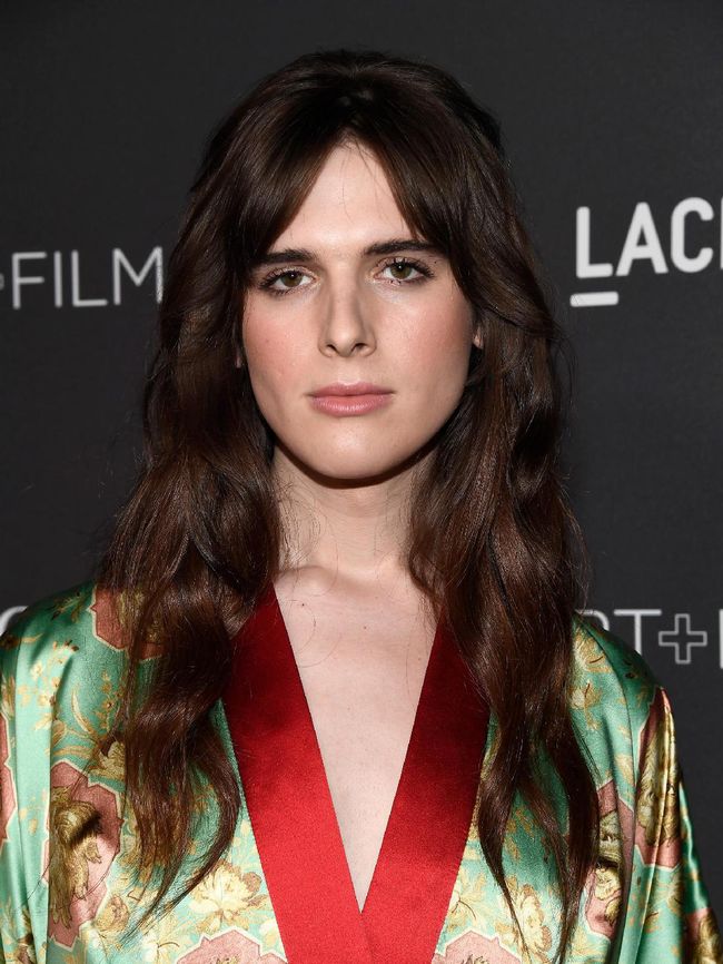 Hari Nef, Model Transgender Pertama untuk Iklan L'Oreal Paris