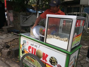 Cilok yang Gurih Kenyal Juga Dijajakan di Gerobak