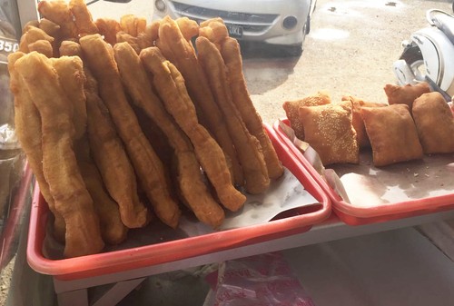 Empuk Renyah Cakue dan Kue  Bantal  untuk Camilan