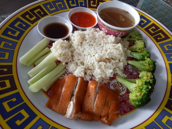 Makan Malam dengan Nasi Hainan dan Es Milo Berukuran Besar!