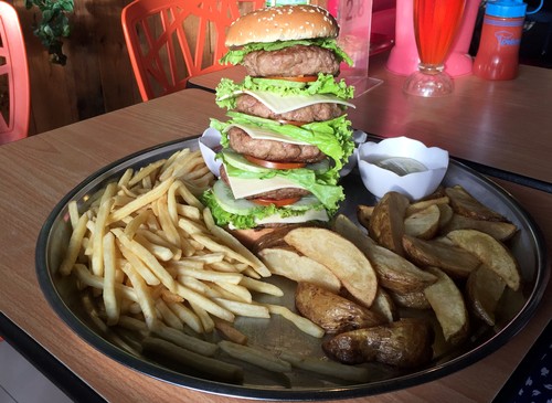 Dino Steak & Pasta: Seru dan Mantap! Godzila Burger Berisi 5 Tumpuk Patty Seberat 1 Kg! Dino Steak & Pasta: Seru dan Mantap! Godzila Burger Berisi 5 Tumpuk Patty Seberat 1 Kg!