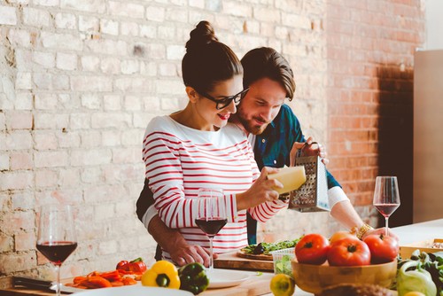 Masak Bersama Pasangan Merupakan Kencan Romantis yang Sehat, Ini Alasannya Masak Bersama Pasangan Merupakan Kencan Romantis yang Sehat, Ini Alasannya