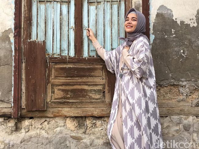 Foto: Gaya Hijab Syar'i Dewi Sandra Selama Umrah