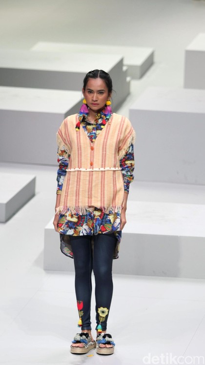 Foto: Koleksi Mel Ahyar for Wardah di Indonesia Fashion 