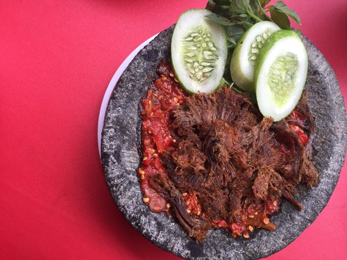 Ibu Bandung: Raos Pisan! Empal Penyet Dicocol Sambal Mentah yang Pedas Segar Ibu Bandung: Raos Pisan! Empal Penyet Dicocol Sambal Mentah yang Pedas Segar