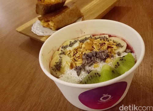 Berrywell: Segar Menyehatkan Smoothies Bowl Acai Berry dan Lemon Chia Cake Berrywell: Segar Menyehatkan Smoothies Bowl Acai Berry dan Lemon Chia Cake