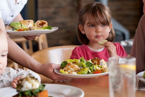 Mengajak Anak Makan di Restoran, Pilih Makanan Sehat dengan Trik Ini Mengajak Anak Makan di Restoran, Pilih Makanan Sehat dengan Trik Ini