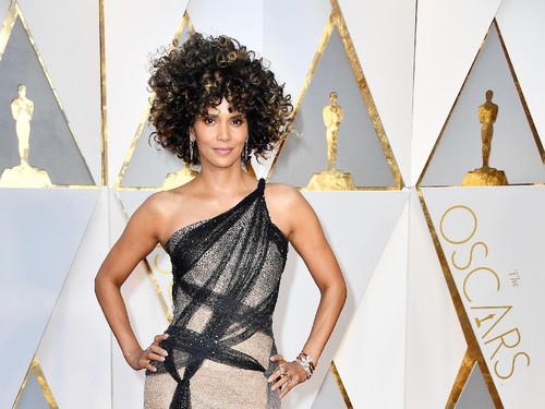 Tampil Kribo  di Oscar Rambut  Halle Berry Disamakan dengan 