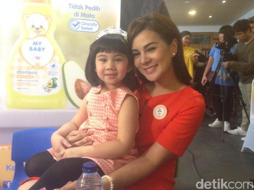 Cerita Astrid Tiar yang Sempat Galau karena Rambut Putrinya Tipis Cerita Astrid Tiar yang Sempat Galau karena Rambut Putrinya Tipis
