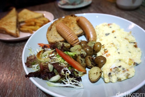 Cottonwood Cafe: Menyantap Omelette Platter yang Gurih Lembut dengan Sosis dan Salad Segar Cottonwood Cafe: Menyantap Omelette Platter yang Gurih Lembut dengan Sosis dan Salad Segar