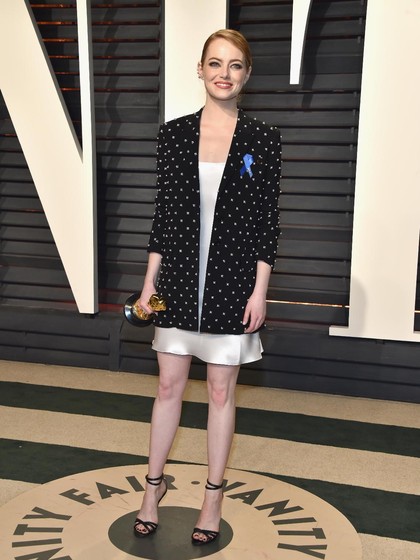 Emma Stone Kembali Memukau dengan Slip Dress di After Party Oscar Emma Stone Kembali Memukau dengan Slip Dress di After Party Oscar