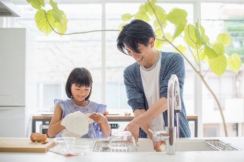 Membiasakan Anak Cuci Piring Sendiri Bikin Mereka Sukses di Masa Depan Membiasakan Anak Cuci Piring Sendiri Bikin Mereka Sukses di Masa Depan