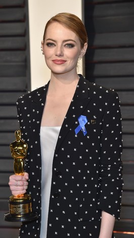 Emma Stone Kembali Memukau dengan Slip Dress di After Party Oscar Emma Stone Kembali Memukau dengan Slip Dress di After Party Oscar