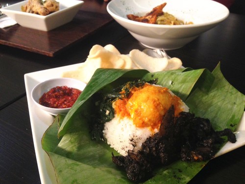 Walking Drums: Nikmatnya Nasi Daun Cumi Hitam dan Chicken Wings Saus Telur Asin Walking Drums: Nikmatnya Nasi Daun Cumi Hitam dan Chicken Wings Saus Telur Asin