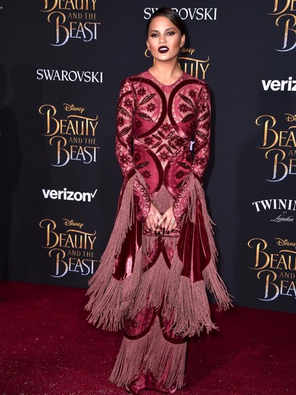 Pakai Gaun Rumbai, Chrissy Teigen Sebut Penampilannya Mirip Lampu Pakai Gaun Rumbai, Chrissy Teigen Sebut Penampilannya Mirip Lampu