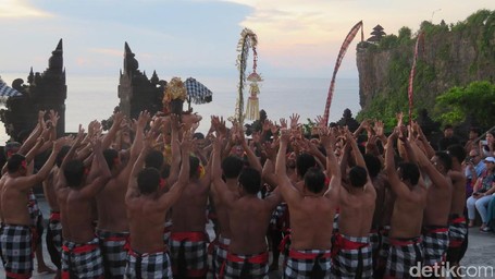Kalau Mau Nonton Tari Kecak, Rombongan Raja Salman Wajib ke Uluwatu Kalau Mau Nonton Tari Kecak, Rombongan Raja Salman Wajib ke Uluwatu