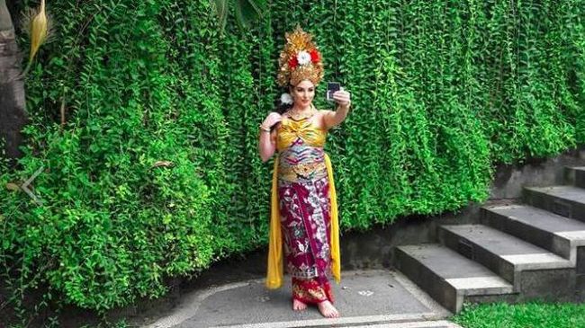 Tempat Pramugari Cantik Raja Salman Pakai Kostum Bali 