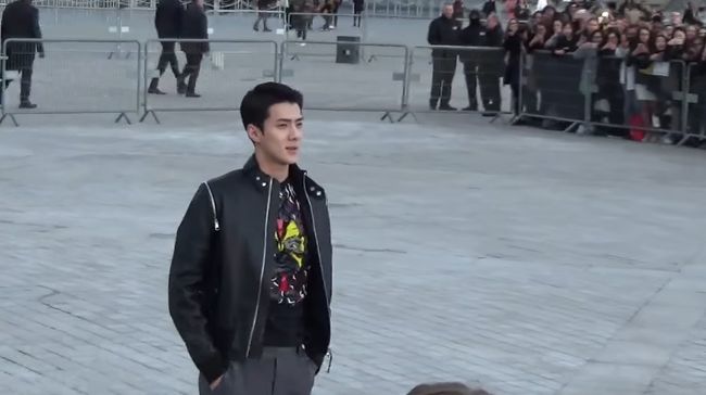 Sehun EXO Pria Berbusana Terbaik di Louis Vuitton Versi Vogue