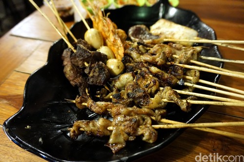 Babakaran: Nikmatnya Sate Paru, Udang dan Telur Puyuh Dicocol Sambal Kang Emil Babakaran: Nikmatnya Sate Paru, Udang dan Telur Puyuh Dicocol Sambal Kang Emil