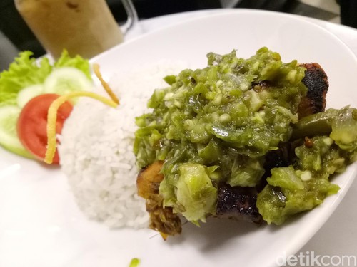 Sanderson Coffee: Enaknya Ayam Bakar Berbalut Cabai Hijau yang Pedas Gurih! Sanderson Coffee: Enaknya Ayam Bakar Berbalut Cabai Hijau yang Pedas Gurih!
