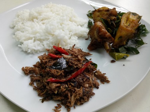 Ikan Kayu Mami Cut: Gurih Aromatik Ikan Kayu dan Ayam Tangkap Khas Aceh Ikan Kayu Mami Cut: Gurih Aromatik Ikan Kayu dan Ayam Tangkap Khas Aceh