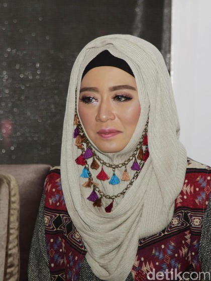 Cerita Ini Vindy yang Kesulitan Membuat Makeup Karakter Soekarno Cerita Ini Vindy yang Kesulitan Membuat Makeup Karakter Soekarno