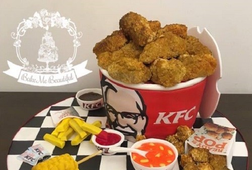 Wanita Ini Bikin KFC Cake Lengkap dengan Ayam dan Kentang Goreng Wanita Ini Bikin KFC Cake Lengkap dengan Ayam dan Kentang Goreng