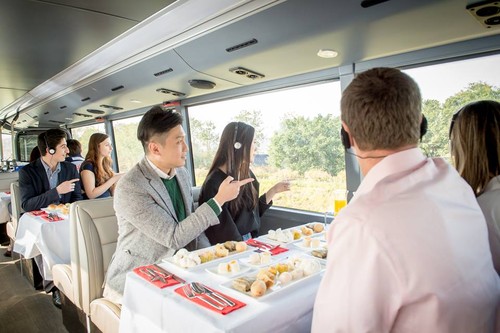Naik Bus Mewah Ini Bisa Makan 7 Sajian Bintang Michelin Sambil Keliling Hong Kong Naik Bus Mewah Ini Bisa Makan 7 Sajian Bintang Michelin Sambil Keliling Hong Kong