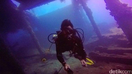 Menyelami USS Liberty, Bekas Kapal Perang Amerika di Laut Bali Menyelami USS Liberty, Bekas Kapal Perang Amerika di Laut Bali
