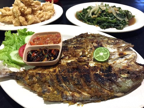 Rumah Makan Pesona: Lembut Gurih Ikan Kuwe Bakar Berbumbu Makassar Rumah Makan Pesona: Lembut Gurih Ikan Kuwe Bakar Berbumbu Makassar