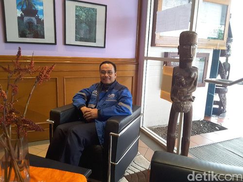 dr Toni dan Ceritanya Sering Evakuasi Pasien Lewat Sungai karena Longsor dr Toni dan Ceritanya Sering Evakuasi Pasien Lewat Sungai karena Longsor
